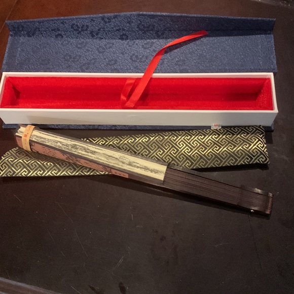 Beautiful Chinese fan in decorative box - Picture 3 of 5